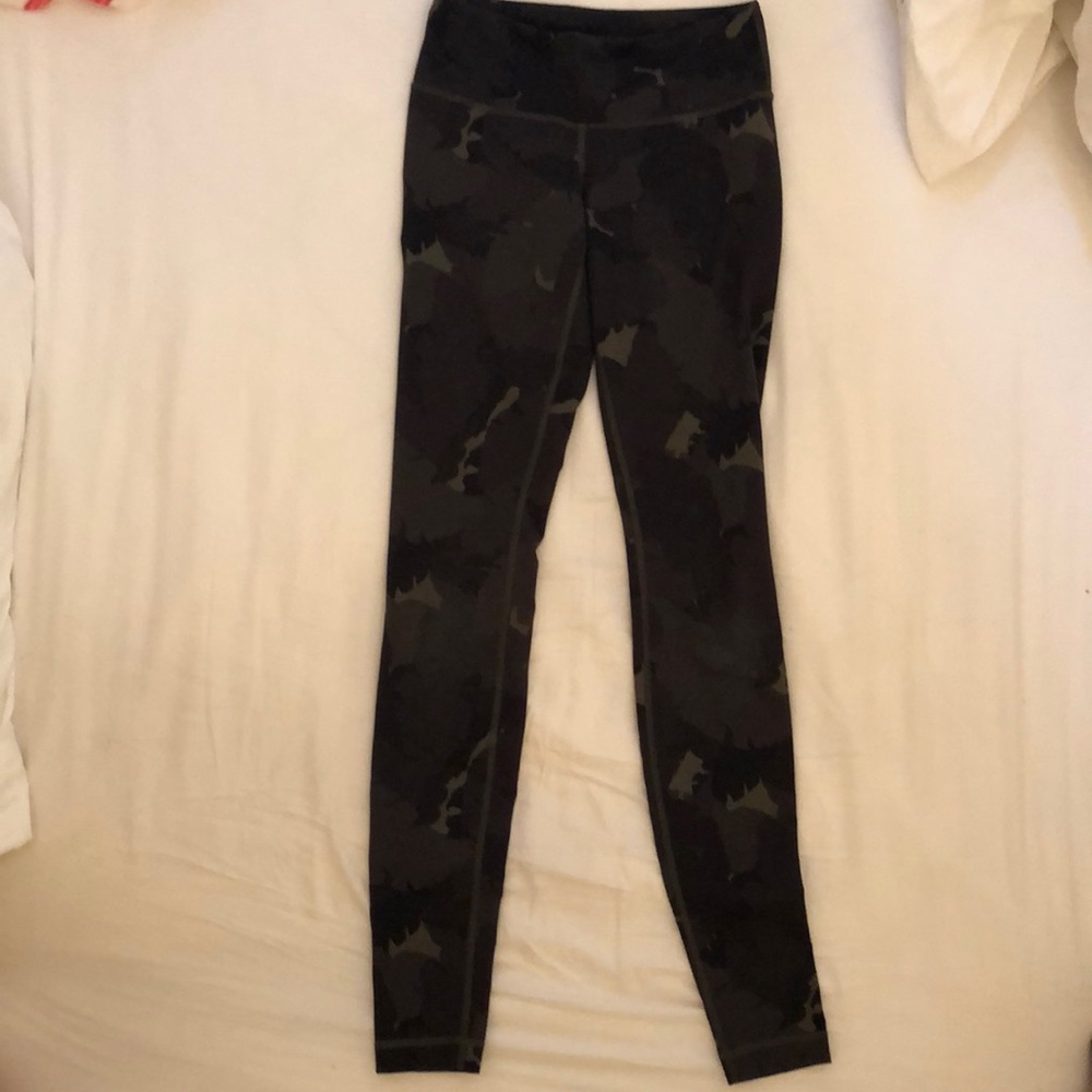 Lululemon low rise palm camo Wunder Under legging